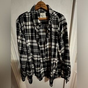 Cozy Gorpcore size XXL black & white flannel shirt with side pockets.